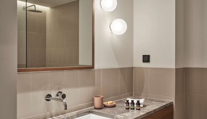 The Social Athens Hotel, a member of Radisson Individuals - Suite bathroom