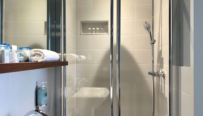 The View Hotel Folkestone, a member of Radisson Individuals - Cosy Small Room - Bathroom