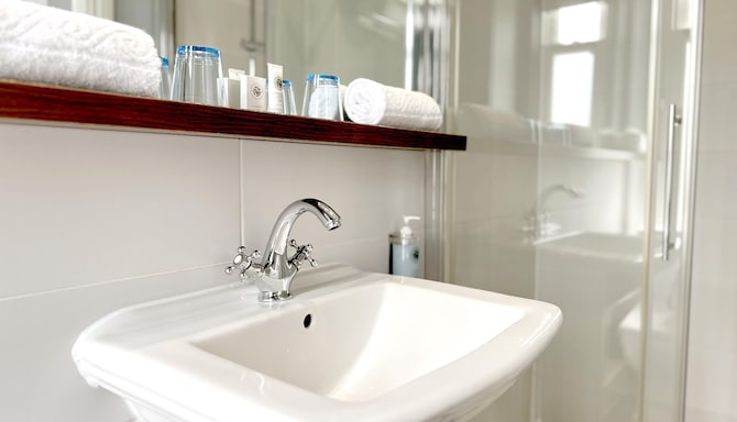 The View Hotel Folkestone, a member of Radisson Individuals - Standard Room Bath