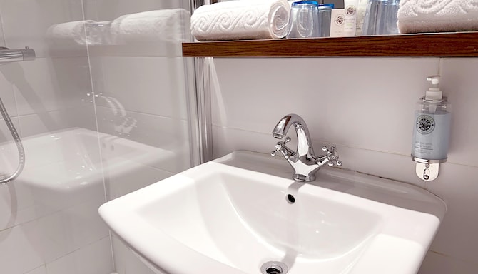 The View Hotel Folkestone, a member of Radisson Individuals - Cosy Room Sink