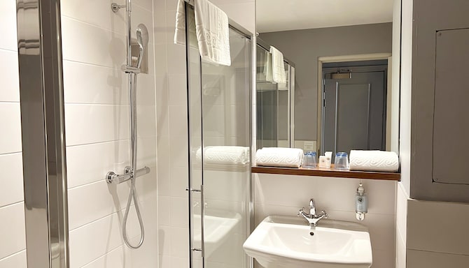 The View Hotel Folkestone, a member of Radisson Individuals - Cosy Room Bathroom