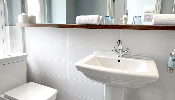 The View Hotel Folkestone, a member of Radisson Individuals - Standard Room Bathroom