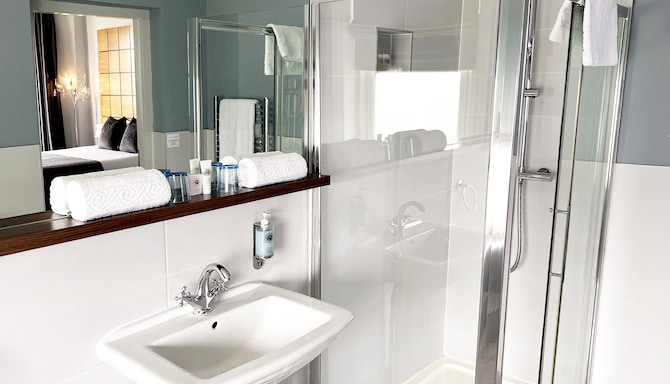The View Hotel Folkestone, a member of Radisson Individuals - Junior Suite Bathroom