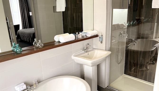 The View Hotel Folkestone, a member of Radisson Individuals - Junior Suite Bathroom