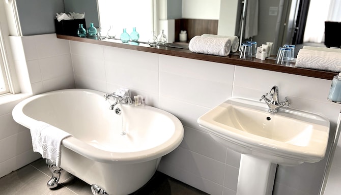 The View Hotel Folkestone, a member of Radisson Individuals - Junior Suite Bath
