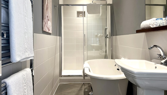 The View Hotel Folkestone, a member of Radisson Individuals - Junior Suite Bathroom