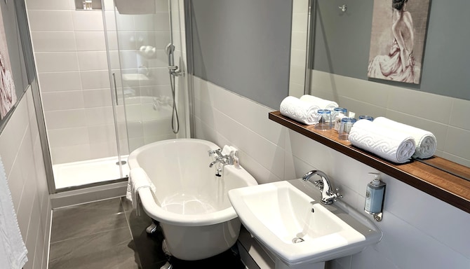 The View Hotel Folkestone, a member of Radisson Individuals - Junior Suite Bathroom