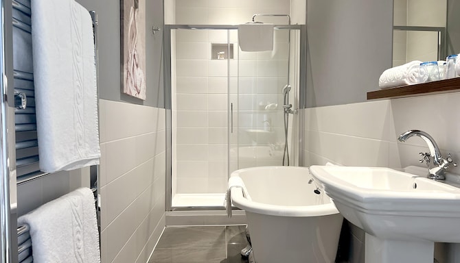 The View Hotel Folkestone, a member of Radisson Individuals - Junior Suite Bathroom