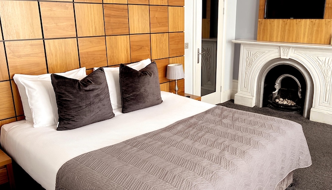 The View Hotel Folkestone, a member of Radisson Individuals - Junior Suite Bed
