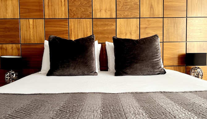 The View Hotel Folkestone, a member of Radisson Individuals - Junior Suite Bed