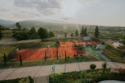 فندق ‏‫تسيناندالي‬ إستيت، أحد فنادق راديسون كوليكشن - ملعب تنس