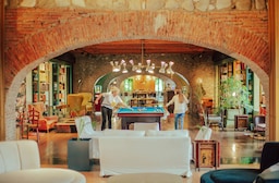 فندق ‏‫تسيناندالي‬ إستيت، أحد فنادق راديسون كوليكشن - ‏‫طاولات بلياردو‬ في بار Library