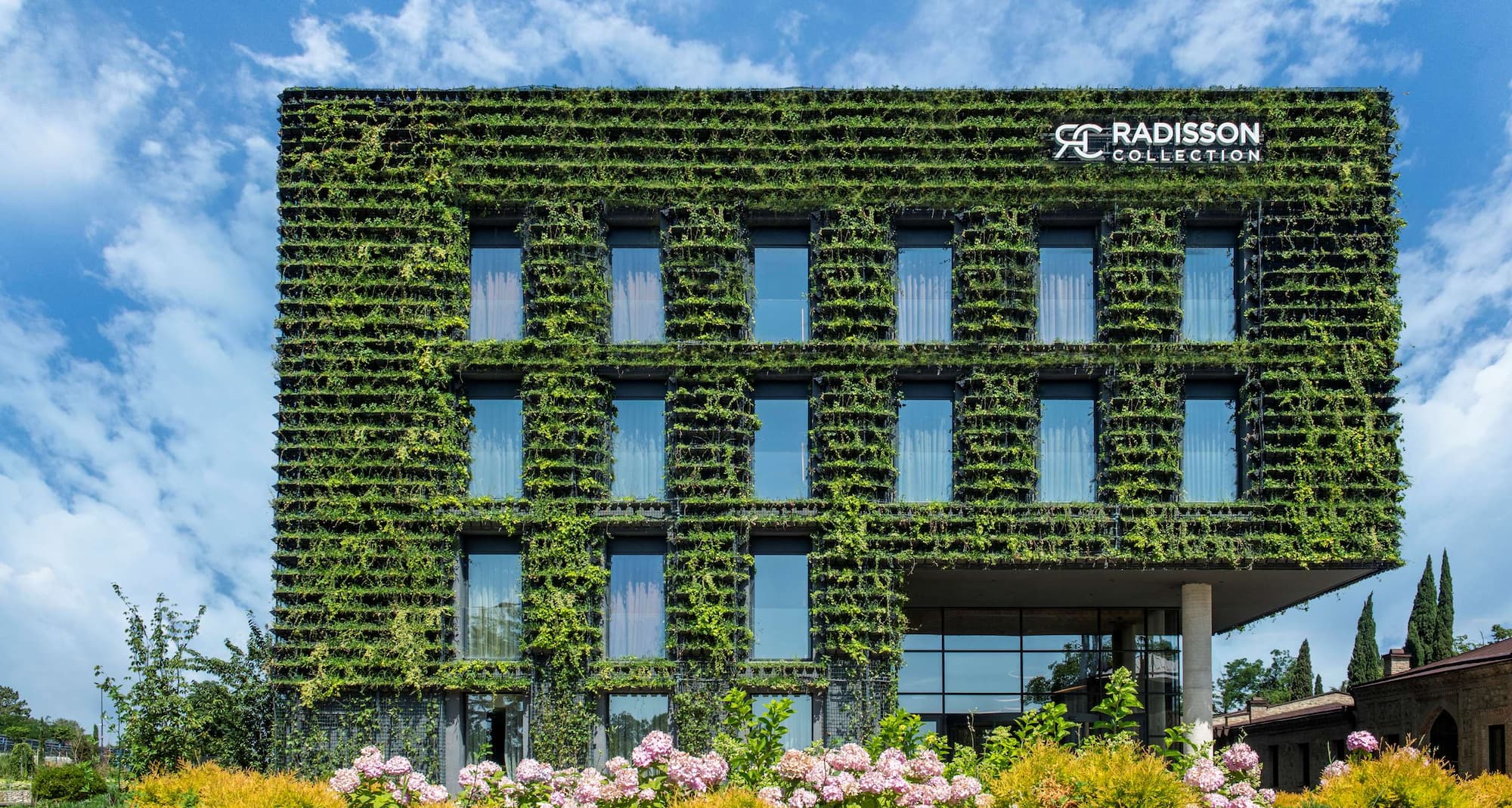 The Tsinandali Estate, A Radisson Collection Hotel - вид на сад отеля