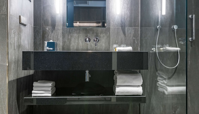 Tsinandali Estate - Collection Room bathroom