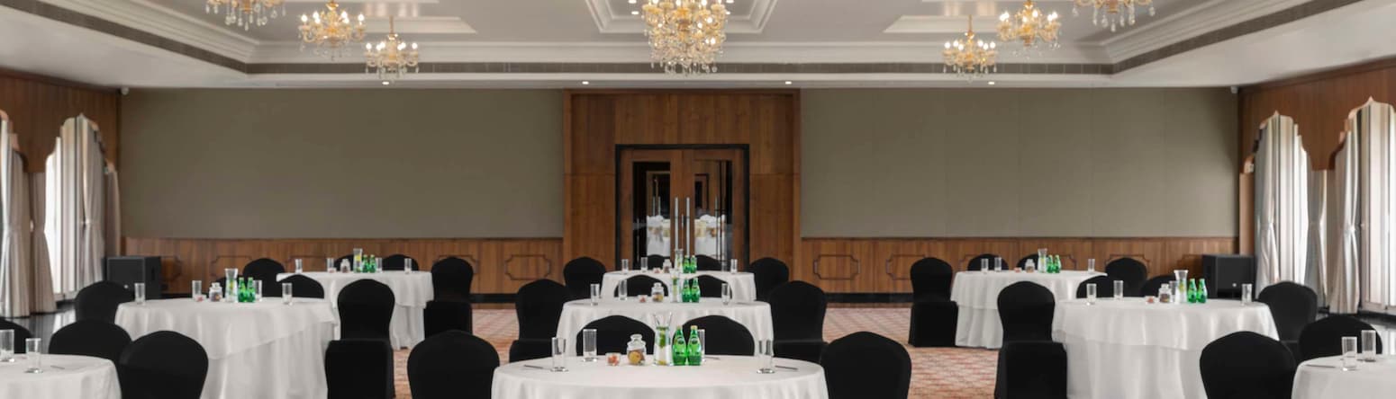 Uday Palace Navsari, a member of Radisson Individuals - Ballroom cabaret set-up
