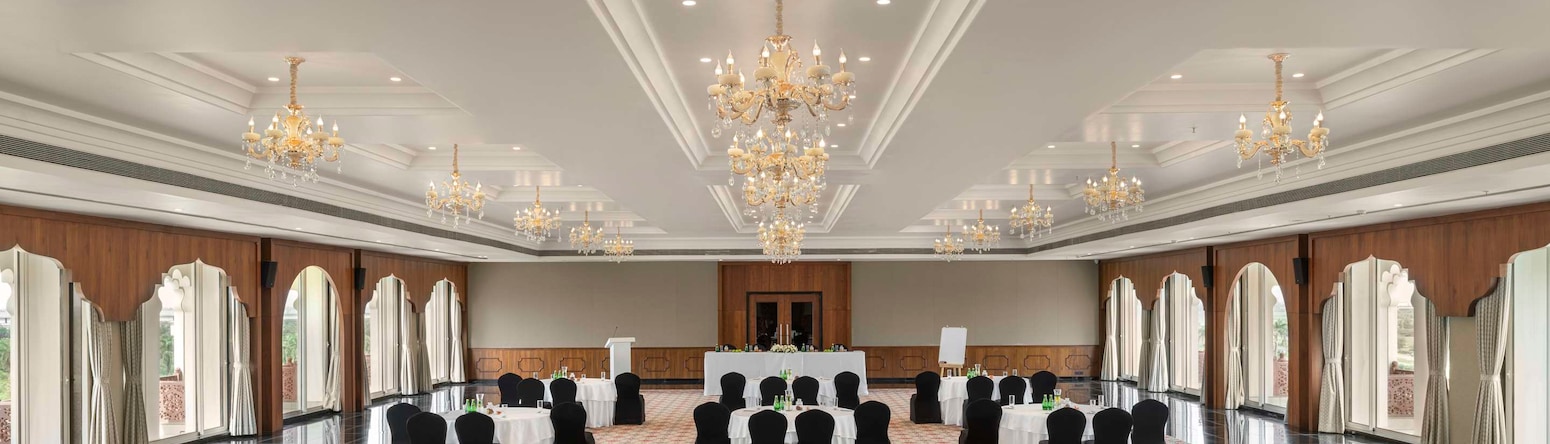 Uday Palace Navsari, a member of Radisson Individuals - Ballroom cabaret set-up
