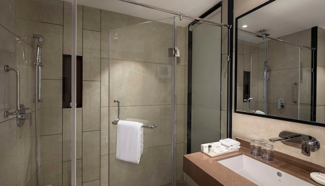 Uday Palace Navsari, a member of Radisson Individuals - Superior Room bathroom