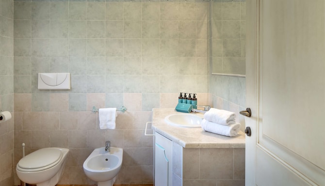 Veridia Resort Sardinia, a member of Radisson Individuals - Bagno in camera degli ospiti