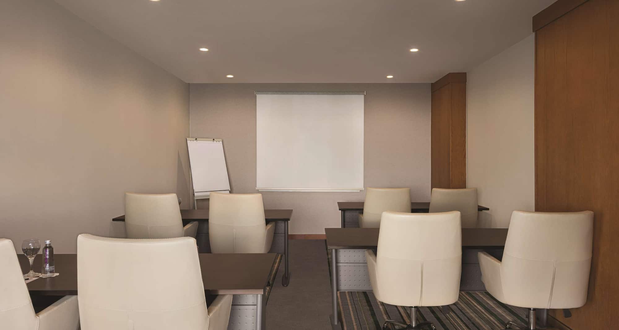 Vivid Jeddah Hotel, a member of Radisson Individuals - Meeting room classroom set-up