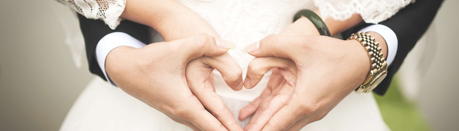 Bröllop - sätt ihop händerna till ett hjärta