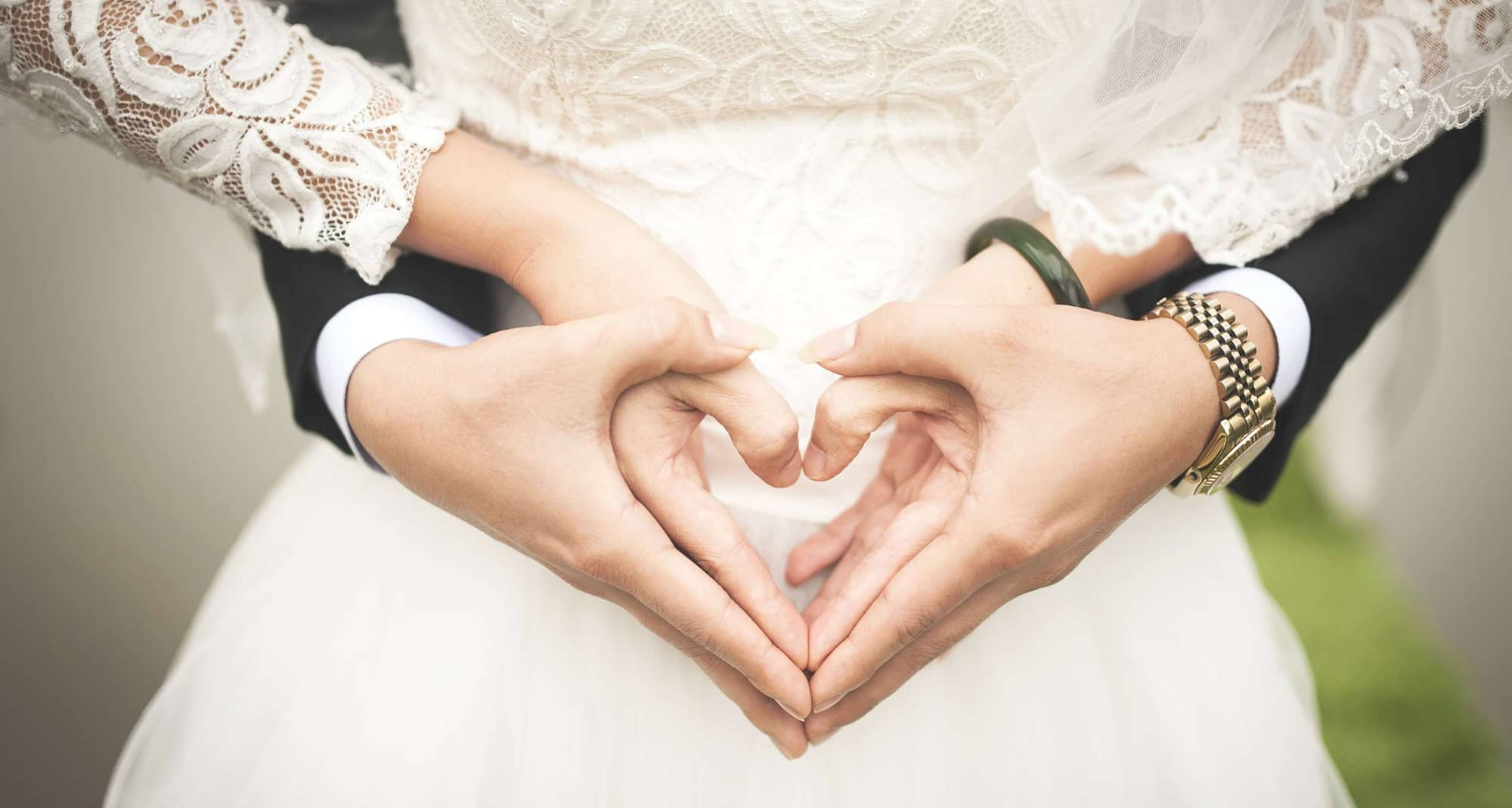 Weddings - Couple hands heart