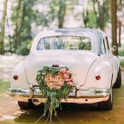 Bruiloften - Pas getrouwd witte auto