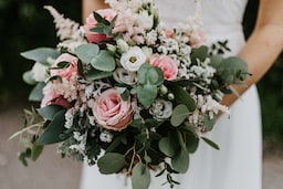 Bodas - Ramo de novia con rosas de color rosa y hojas verdes