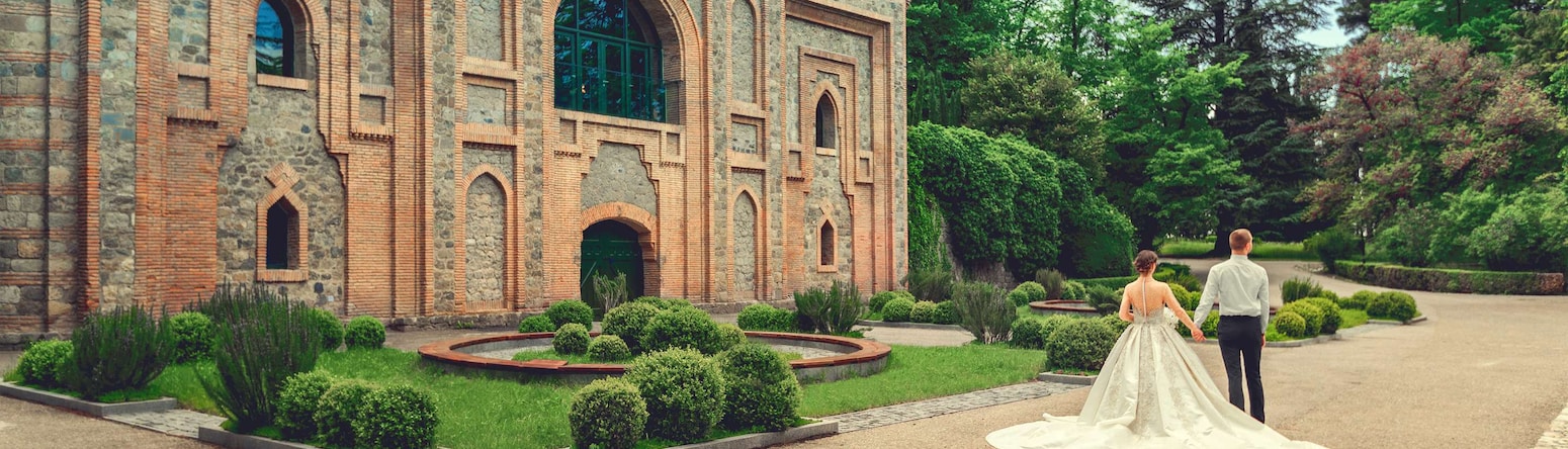 Weddings - Bride and Groom in hotel grounds