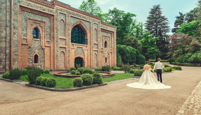 Weddings - Bride and Groom in hotel grounds