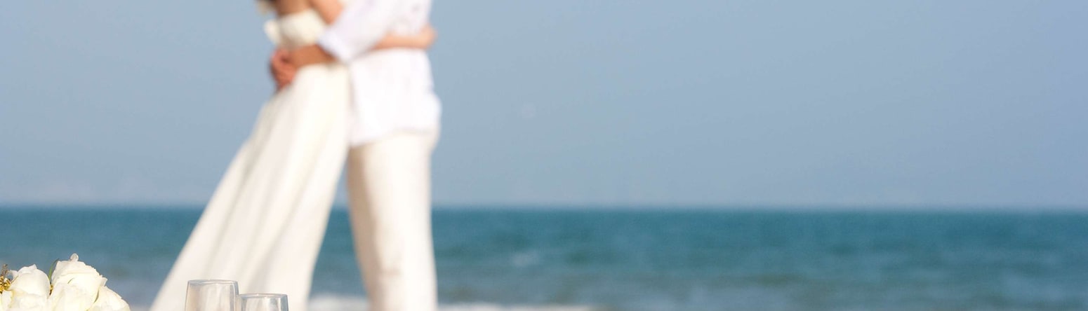 Hochzeiten - Braut und Bräutigam am Strand